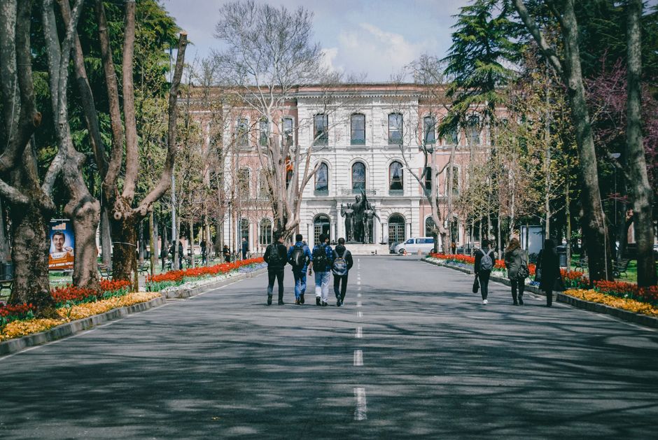学生与教授在办公室交谈
