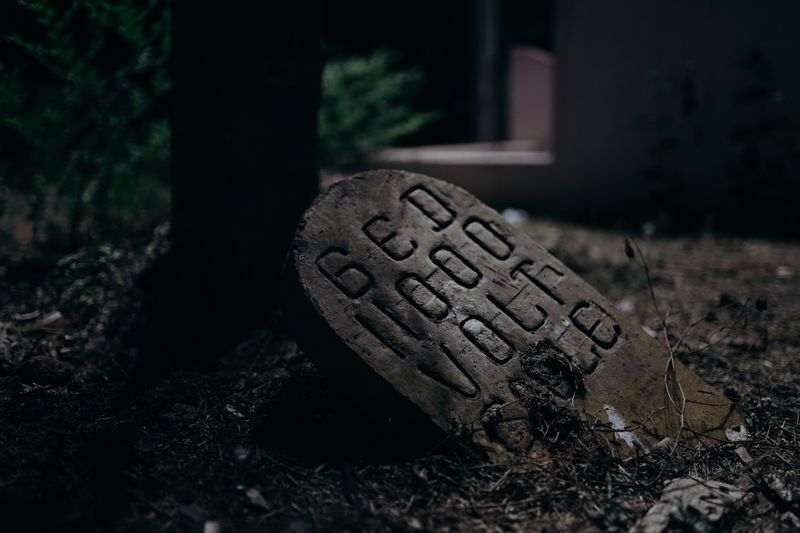 学生在模拟面试后做笔记